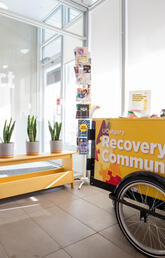Recovery hub and yellow mobile cart